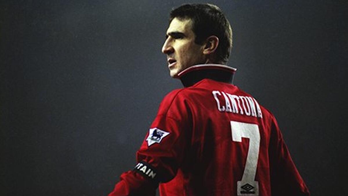 المهاجم الفرنسي إيريك كانتونا (مانشستر يونايتد): ساهم في جعل يونايتد أبرز أندية البطولة، اتسم بأداء مميز وإرادة فولاذية ونهم للفوز، قدم العديد من اللحظات الساحرة أبرزها هدفه في سندرلاند عام 1996 بعد تمريرة سريعة ثم ركلة رأسية استقرت في الشباك لنعلن عن فوز فريقه.