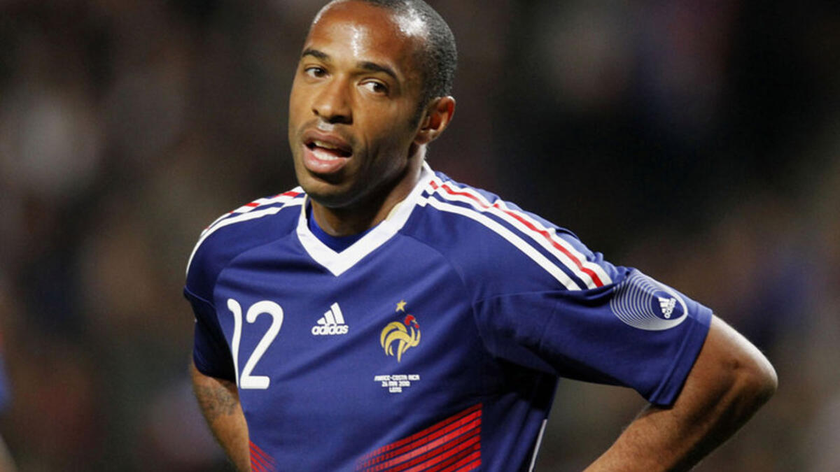 4- المهاجم الفرنسي تييري هنري: ترعرع في أحد ضواحي باريس الفقيرة المليئة بالمهاجرين، وجاء والده من جزر آنتيل الفرنسية بحثاً عن حياة رغيدة، أصبح طالباً مميزاً ولاعب كرة قدم استثنائي بفضل دعم أبويه، مثل منتخب بلاده ولعب في صفوف موناكو ويوفنتوس وآرسنال.