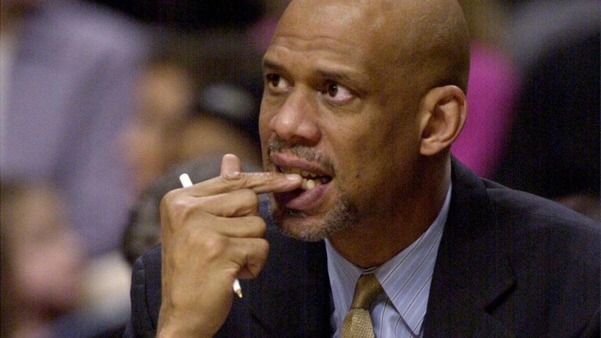 2- لاعب كرة السلة الأميركي كريم عبد الجبار (مواليد 1947): أفضل مسجل في تاريخ الـ إن بي إيه، اعتنق الإسلام عام 1971 وقرر تغيير اسمه الأصلي لو آلسيندور، له أعلى معدل تسجيل في تاريخ NBA بواقع 38.387 نقطة في المباراة.