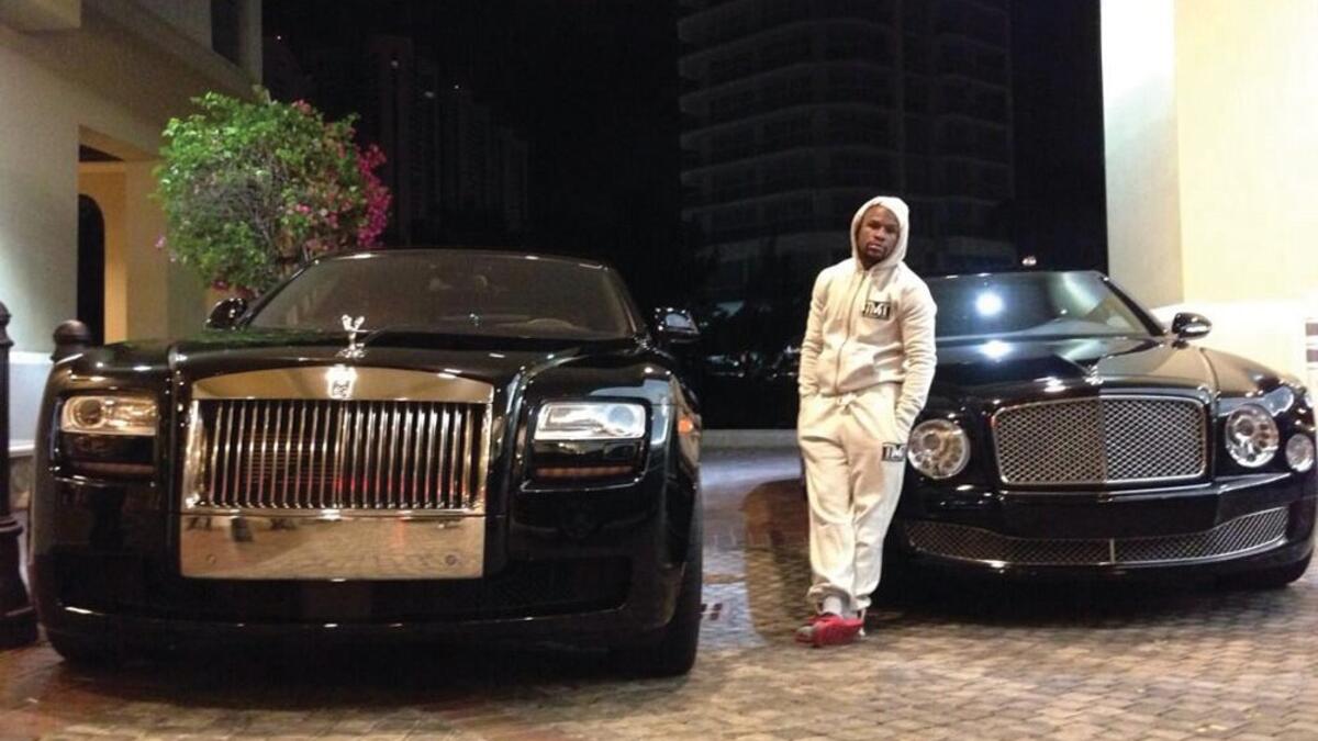 جميع سياراته في بيته بلاس فيغاس سوداء اللون