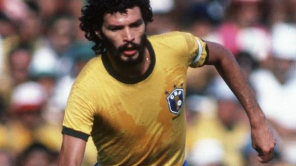 سقراط: فارق الحياة أمس بعد مسيرة رائعة كصانع ألعاب، اشتهر بتمريراته الدقيقة علاوة على طوله الفارع (193 سم)، شكل مع زيكو ثنائياً أسطورياً في ثمانينيات القرن الماضي، احترف في العديد من الأندية البرازيلية وخاض تجربة قصيرة مع فيورنتينا، حمل شهادة الطب وكان مفكراً سياسياً.