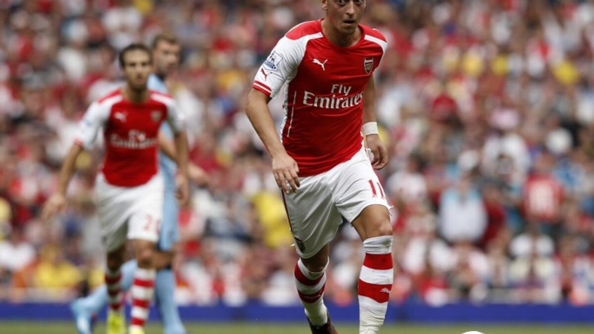 صانع الألعاب الألماني مسعود أوزيل: انتقل من ريال مدريد إلى آرسنال مقابل 42.5 مليون جنيه استرليني.