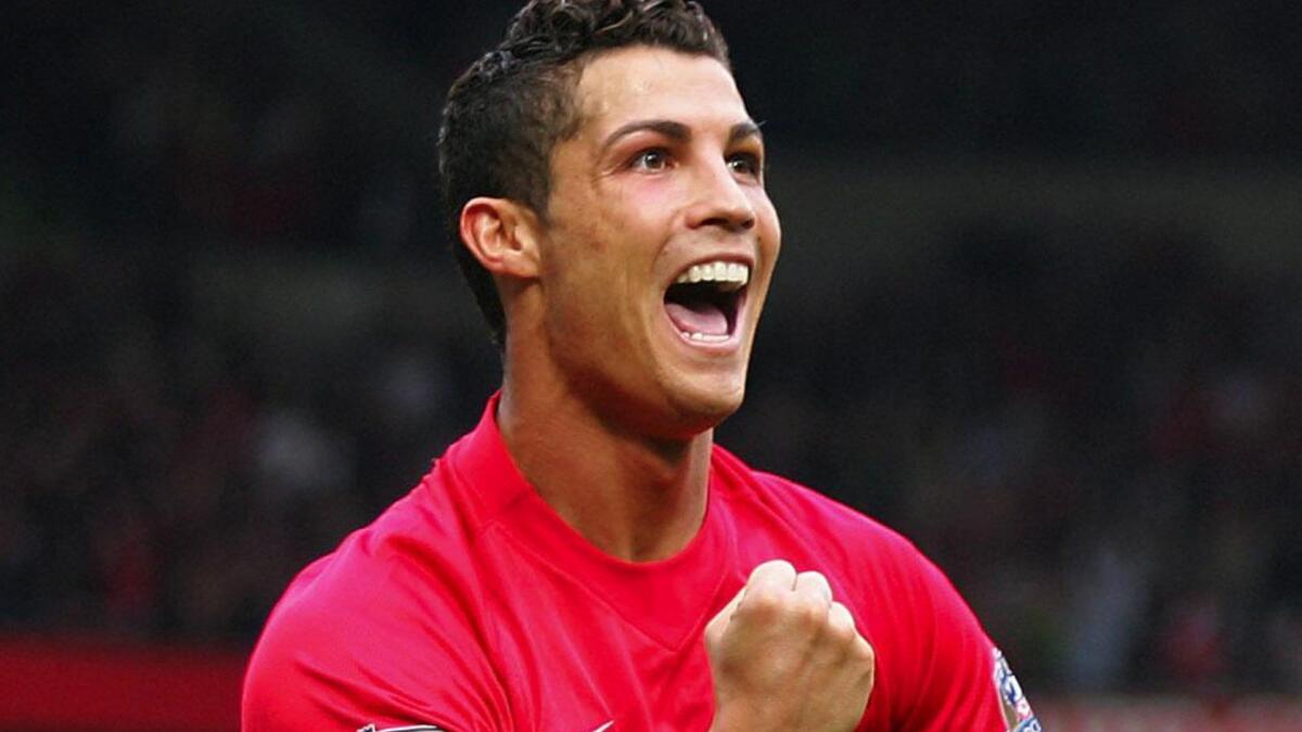 المهاجم البرتغالي كريستيانو رونالدو (مانشستر يونايتد): اكتسب شهرته منذ فترته في أولد ترافورد، كانت مهاراته ولياقته كابوساً لخصومه، كانت أبرز لحظاته في أول ظهور له أمام بولتون عام 2003 حين أحدث ضجة في الملعب بمجرد لمسه للكرة عندما نزل الملعب في الدقيقة 61 بدلاً من نيكي بات.