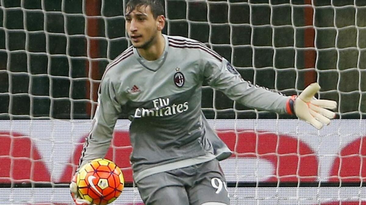 الحارس الإيطالي جيانلويجي دوناروما (ميلان): يبلغ من العمر 16 عاماً، يعد اللاعب الأصغر على الإطلاق الذي يشارك في السيري آ بهذه القوة، استطاع أن يصبح لاعباً رئيسياً مع فريقه على حساب دييغو لوبيز، تمت مقارنته بالأسطورة جيانلويجي بوفون الذي يعد قدوته العليا.