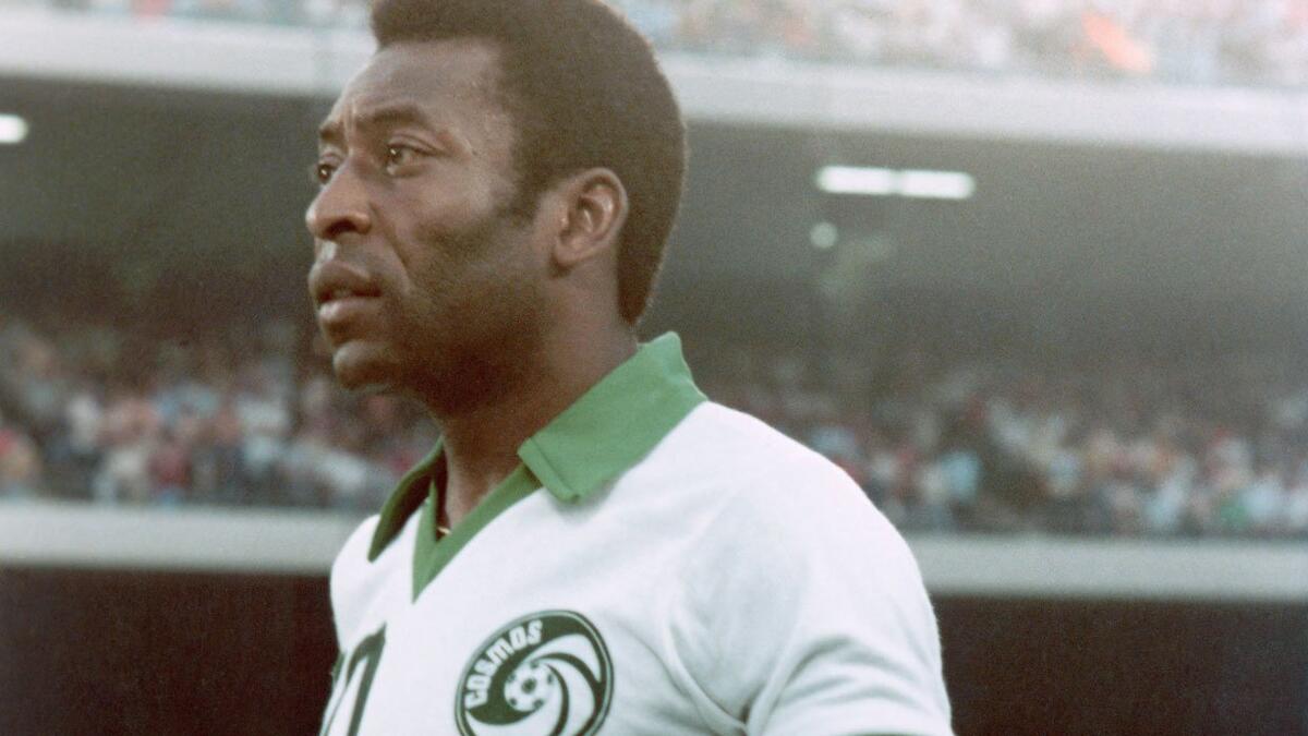 2- المهاجم البرازيلي بيليه: يعتبره الكثيرون أفضل لاعب في التاريخ، حظي بطفولة صعبة مليئة بالفقر، وعمل خادماً مقهى لكسب المال، اعتاد اللعب بكرات مصنوعة من الجوارب ومحشوة بأوراق الجرائد، اختير لاعب القرن المنصرم، وقاد السيليساو للفوز بكأس العالم 3 مرات.