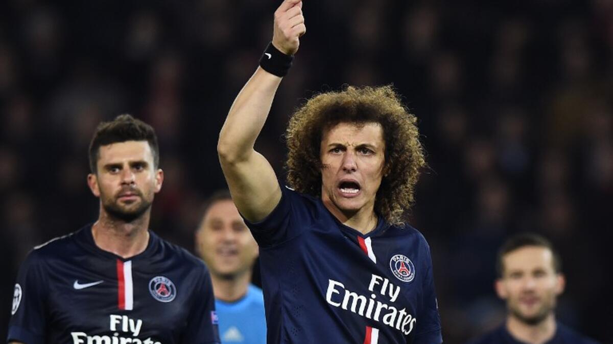 1- المدافع البرازيلي دافيد لويز: غادر تشلسي متجهاً إلى باريس سان جيرمان في صفقة بلغت قيمتها 49.5 مليون يورو موسم 2014-2015.