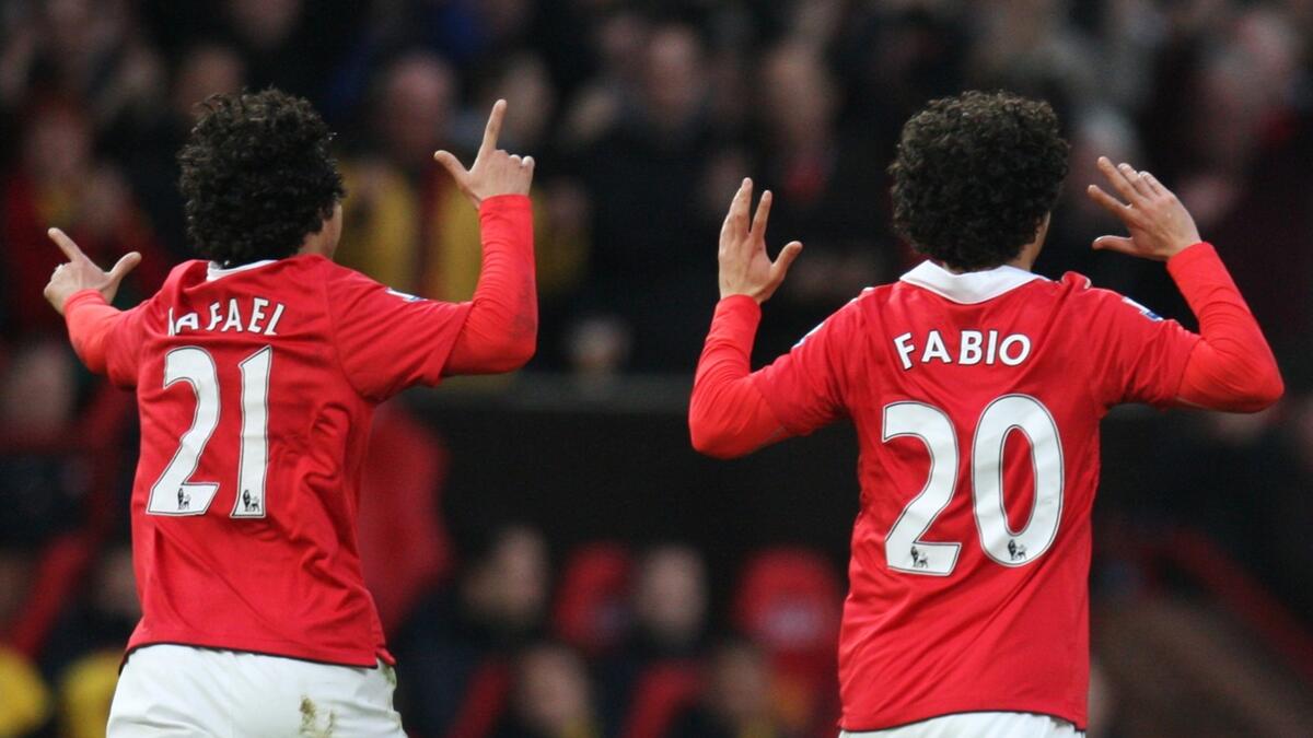 البرازيليان رافاييل وفابيو: بدءا حياتهما معاً مع فلومينينسي، تم استدعاؤهما سوياً لتعزيز منتخب تحت 17 سنة، قبل أن ينتقلا إلى مانشستر يونايتد عام 2008، فوجد رافاييل لنفسه مكاناً ثابتاً ضمن التشكيلة الأساسية، فيما بقي فابيو أسير دكة البدلاء لفترة طويلة.