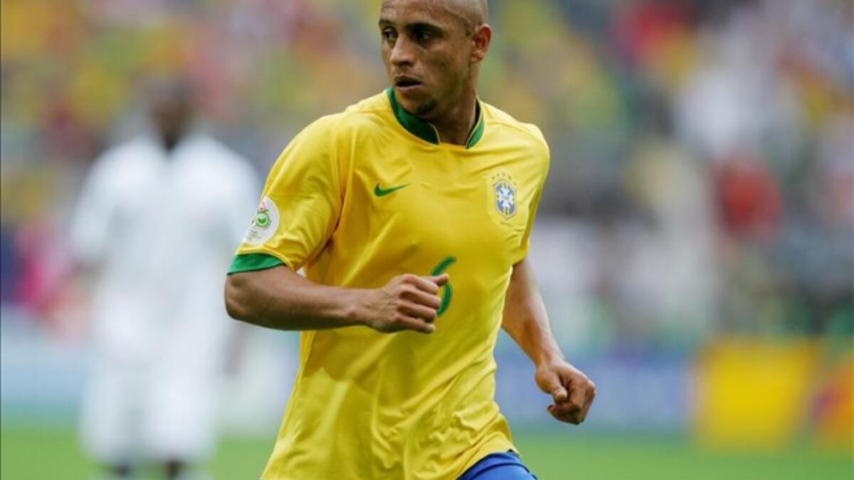 5- الظهير البرازيلي روبرتو كارلوس: عاش حياة بعيدة كل البعد عن الترف في صغره، إذ عمل في مزرعة رفقة والده، يقول الكثيرون أن بنيته العضلية تعود للفترة التي عمل بها، إلا أن مسيرته انطلقت فيما بعد ليمثل البرازيل ويدافع عن ألوان إنتر وريال مدريد، اشتهر بركلاته الحرة الفتاكة.