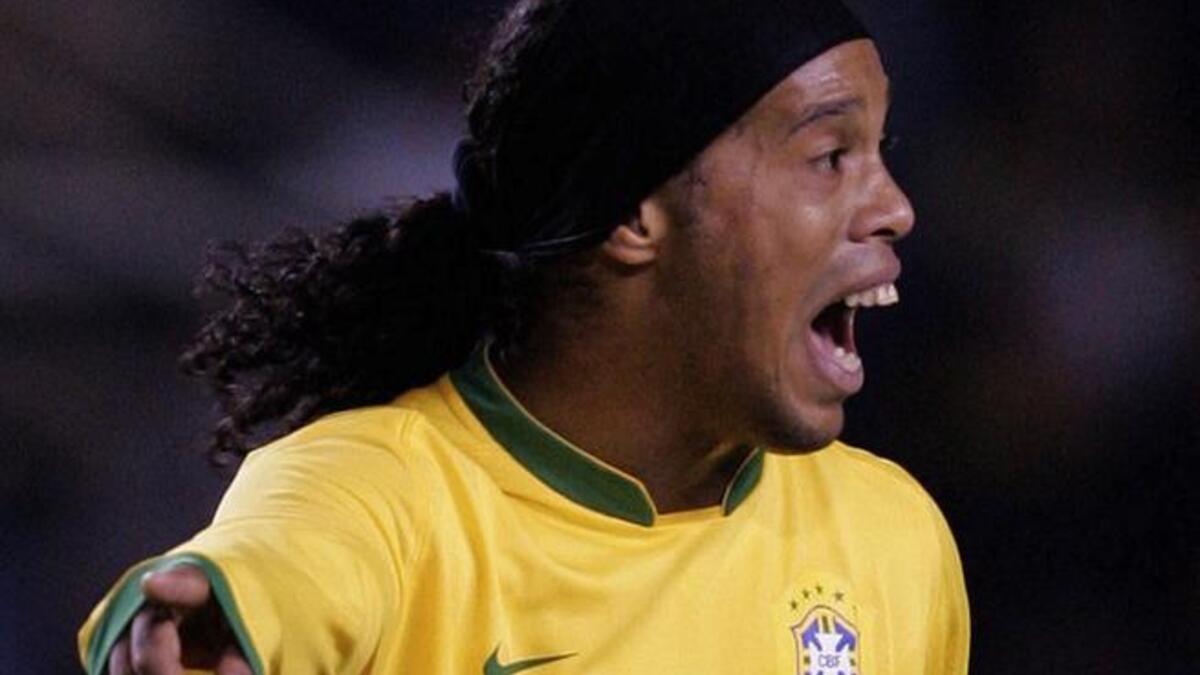 رونالدينيو: أبرز نجوم البرازيل خلال العقد الماضي، صانع ألعاب صاحب مهارات فردية وقدرة على قراءة اللعب وتمرير الكرات بحرفنة، فاز بكأس العالم 2002، واختير كأفضل لاعب في العالم مرتين (2004 و 2005)، لعب في صفوف غريميو وباريس سان جيرمان وبرشلونة وميلان قبل أن يعود للبرازيل مع فلامينغو.