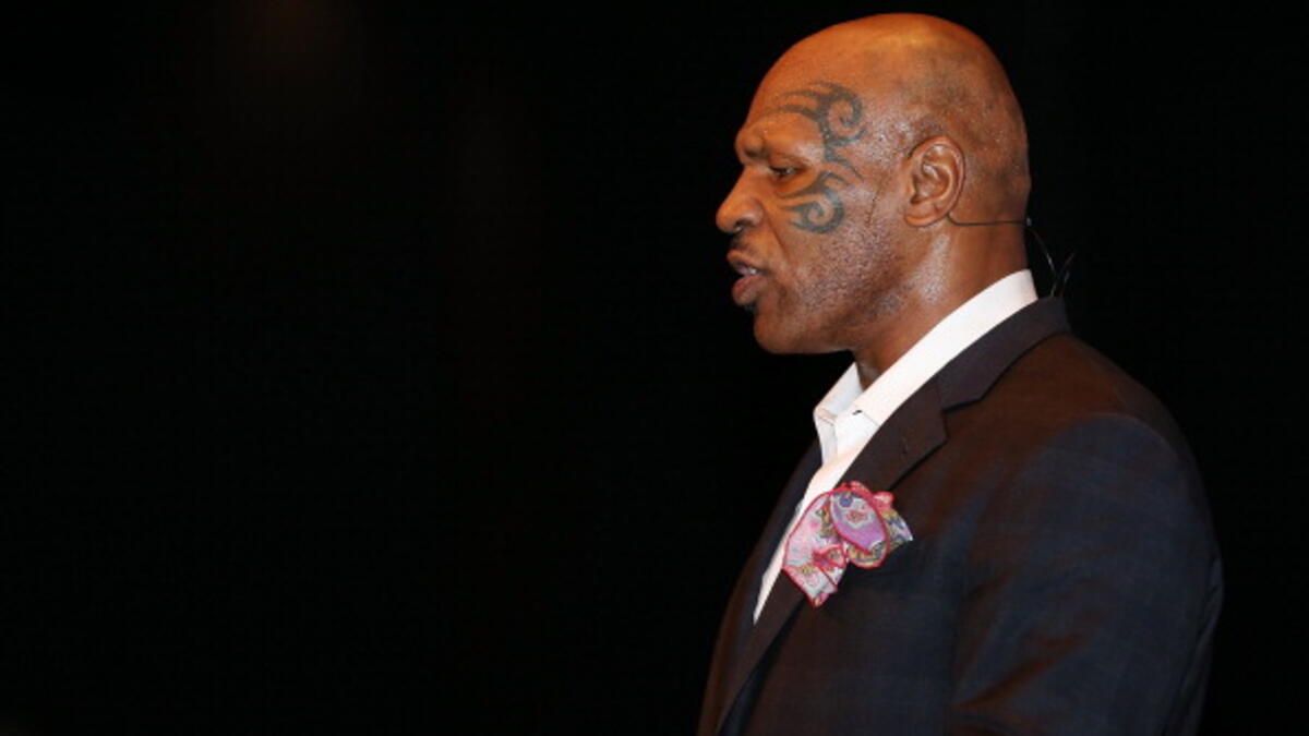 5- الملاكم الأميركي مايك تايسون (مواليد 1966): حظي بمسيرة حافلة ما بين عامي 1981 و2005، بطل العالم سابقاً للوزن الثقيل، اعتنق الإسلام بعد فترة قضاها في السجن بتهمة الاغتصاب عام 1992، عانى من إدمان المخدرات واشتهر بعضته الشهيرة لأذن إيفاندر هوليفيلد.