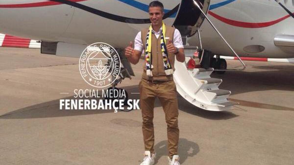 المهاجم الهولندي روبن فان بيرسي: غادر مانشستر يونايتد صوب فيينرباهتشة في عقد لمدة 3 مواسم مقابل 3.84 مليون جنيه استرليني.