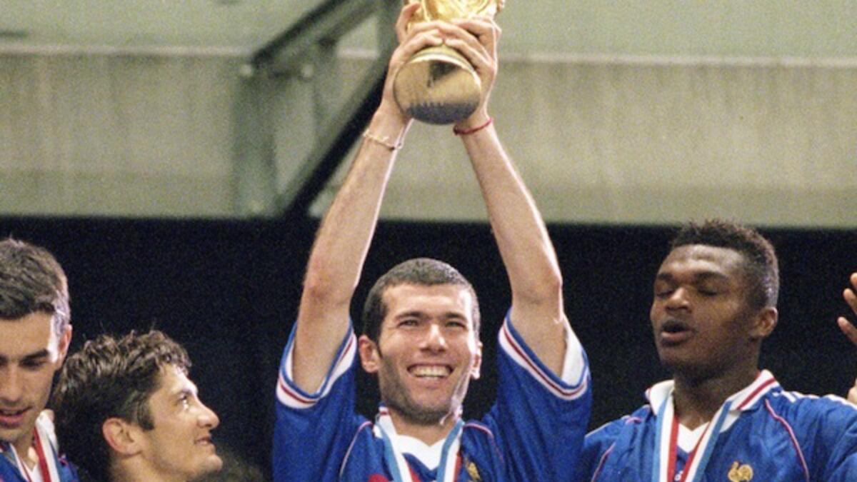 6- لاعب كرة القدم الفرنسي زين الدين زيدان (مواليد 1972): أحد أعظم لاعبي المستديرة عبر التاريخ، امتدت مسيرته ما بين عامي 1988 و2006، أفضل لاعب في العالم 3 مرات وفقاً للفيفا، فاز بالعديد من الألقاب أبرزها كأس العالم 1998 وبيورو 2000، ودوري أبطال أوروبا عام 2002.