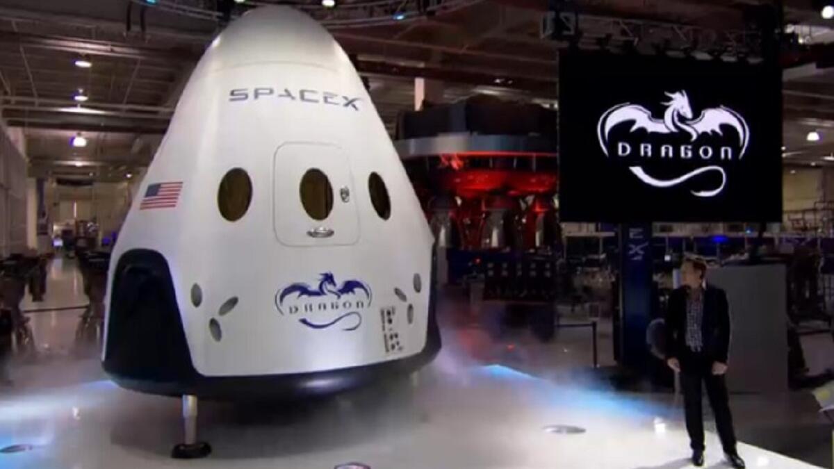 عرض دونالد ترامب على مؤسس "سبيس إكس" منصب وزير النقل إن وافق على نقل المسلمين للمريخ بصواريخ شركته، وقال: "نقل المسلمين للمريخ سيحل مشكلة البحث عن متطوعين لاستعمار المريخ، ومشكلة سلام المتطوعين في خطوة واحدة، لأن الأمر لن يكون تطوعيًا ولن نكون بحاجة إلى تأمينهم".