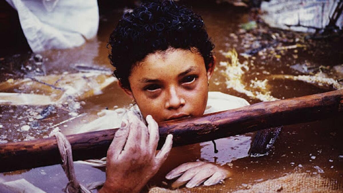 لاقت صورة نشرتها وسائل الإعلام العالمية لطفلة كولومبية غارقة في الطين والوحل الكثير من التعاطف العالمي لمأساة طبيعية لم يتمكن أحد من تقديم يد المساعدة لضحاياها، وكانت مأساة هذه الطفلة شاهدا على تقاعس العالم عن نجدتها.