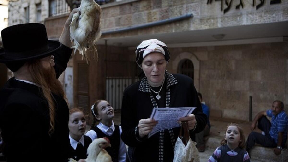 لعاشوراء ذكرى خاصة في العقيدة اليهودية، فهو يسمى عند اليهود بيوم الغفران، وبحسب ما جاء في موسوعة اليهودية للمسيري وترجمة للاسم العبري "يوم كيبور"من أصل بابلي ومعناها "يطهر"وهو"يوم الكفارة". وايضا هو يوم صوم ومن أهم الأيام المقدَّسة عند اليهود على الإطلاق.