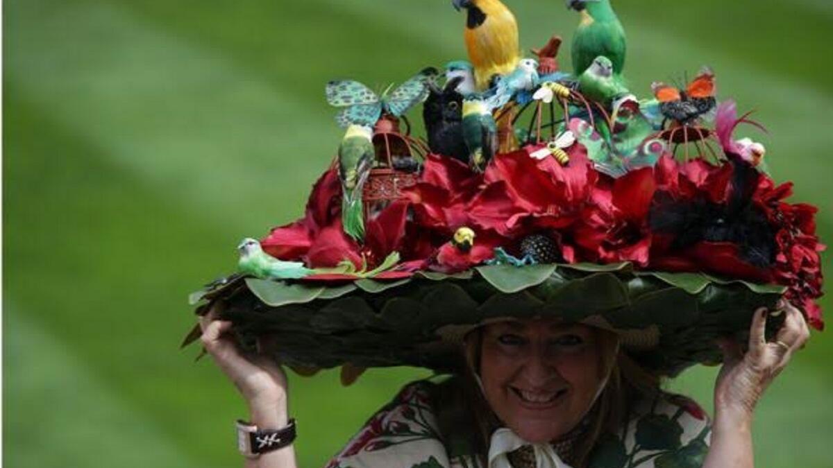 سلة من الورود الحمراء أرضية أقفاص العصافير