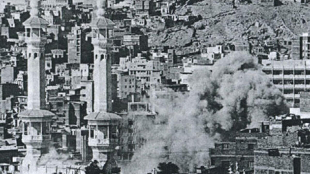 في العام 1975 أسفر حريق ضخم شب في مخيمات للحجاج قرب مكة المكرمة عن مقتل 200 شخص، ووقع الحريق إثر انفجار أسطوانة غاز، وانتشر بسرعة إلى خيام الحجاج.