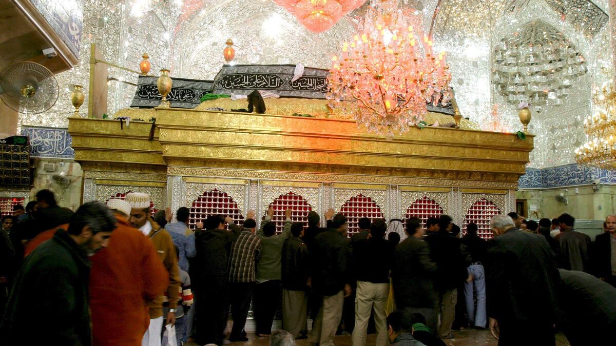 للشيعة طقوسٌ وشعائر خاصة يقومون بها طيلة الأيام العشر الأولى من محرم  ومن أهم تلك الطقوس زيارة ضريح الحسين لإضاءة الشموع وسرد قصة مقتله هو وآل بيته والبكاء واللطم فور سماعها تعبيراً عن حزنهم وألمهم العميق لحدوثها.