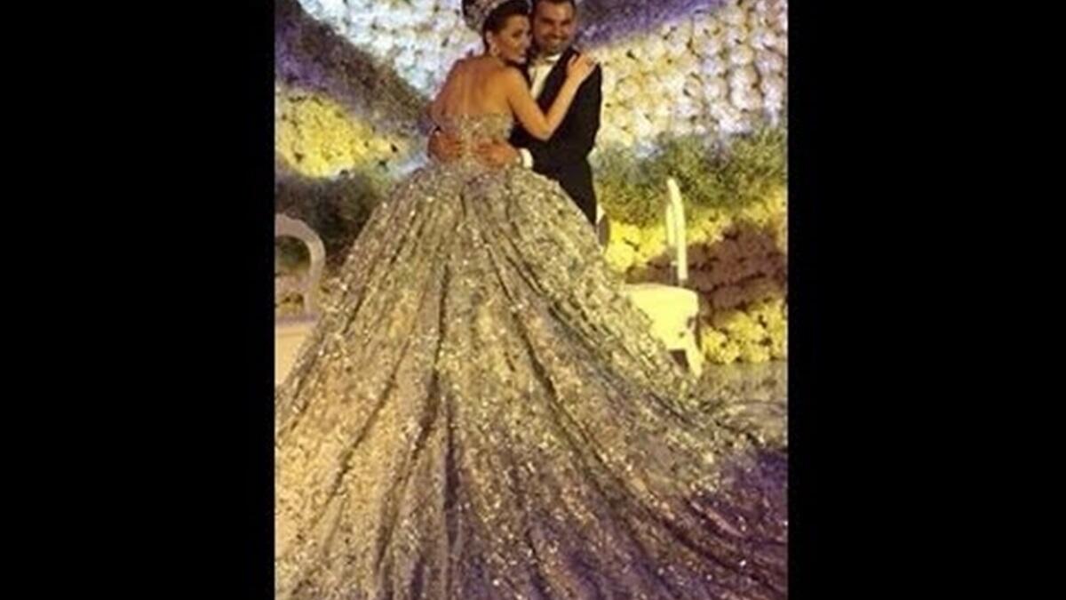 انتشرت صورة قيل انه لحفل زفاف حفيدة الرئيس الراحل صدام حسين، وتظهر العروس في حفل الزفاف الأسطوري وهي ترتدي فستان من الذهب الخالص وتاج من الألماس. إلا أن رغد صدام الحسين قامت بتكذيب الخبر وتبقى هذه العروس الذهبية الغير معروفة مثار للجدل .