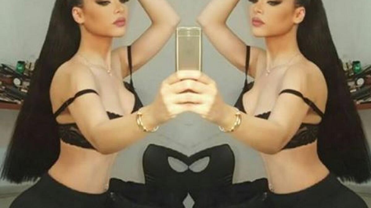 أثارت الفنانة اللبنانية قمر، جدلاً كبيراً، بعد أن نشرت صورتها وهي تظهر بملابسها الداخلية، عبر حسابها على الإنترنت. اعتبر الكثيرون أن قمر أول فنانة عربية تتجرأ وتنشر صورة لها وهي ترتدي فقط حمالة الصدر، ورأى البعض الآخر أنها تُسير على نهج فنانات الغرب.