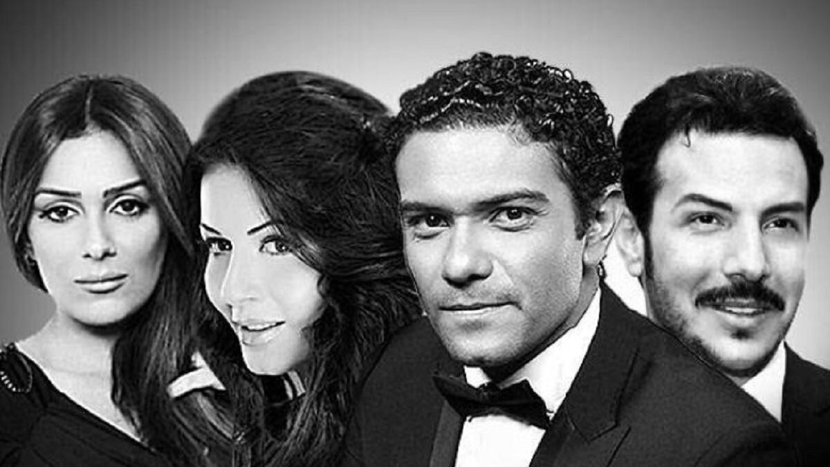 اعتمد صناع مسلسل "٣٠ يوم" الذى يقوم ببطولته الفنان آسر ياسين، على الفيلم الهوليودى القديم "Peeping Tom" من إنتاج عام ١٩٦٠، الذي يدور حول تجربة نفسية مدتها ٣٠ يومًا، لدراسة تأثير الخوف على سلوكيات البشر، وردود أفعالهم.