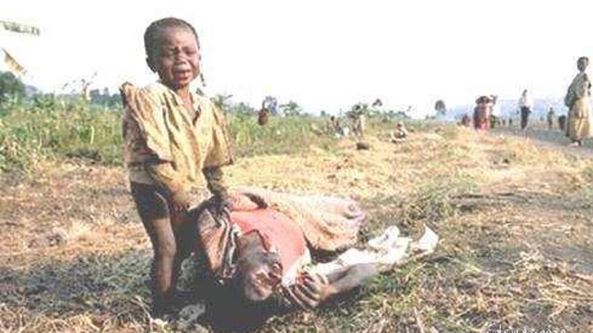 في عام 2009 انتشرت بشكل كبير على وسائل الإعلام العالمية صورة طفل بائس من النيجر يستنجد بأمه الميتة خوفا من القتل على أيدي مجرمين في النزاعات القبلية والطائفية في هذا البلد الإفريقي، وسلطت قصته الضوء على مأساة الحروب العبثية في تلك البلدان الفقيرة.