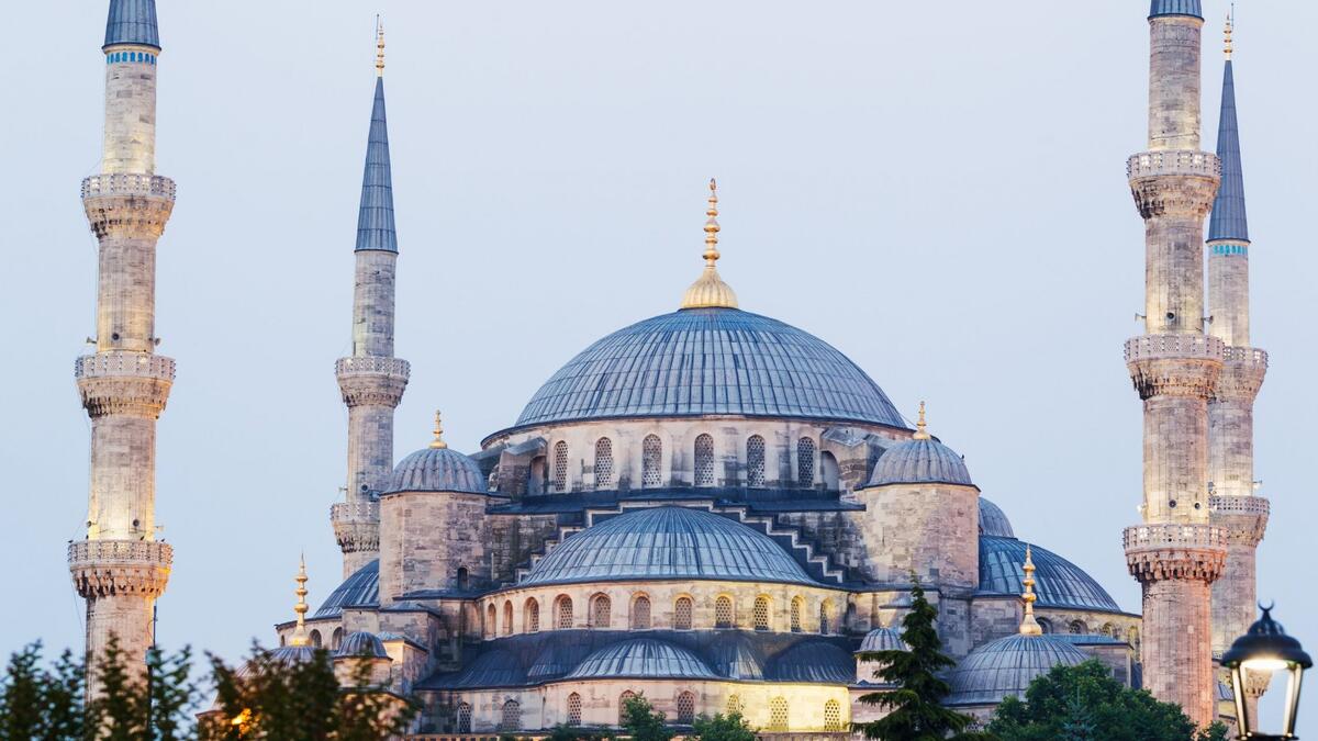 المسجد الأزرق في اسطنبول جامع السلطان أحمد أو الجامع الأزرق هو أحد أشهر المساجد في تركية.ويشتهر المسجد بعمارته المميزة حيث يعد من أهم وأضخم المساجد في العالم الإسلامي. ويحوي ست مآذن ويقام الافطار الجماعي سنويا فى النصف الاول من شهر رمضان فى المسجد وصلاة القيام