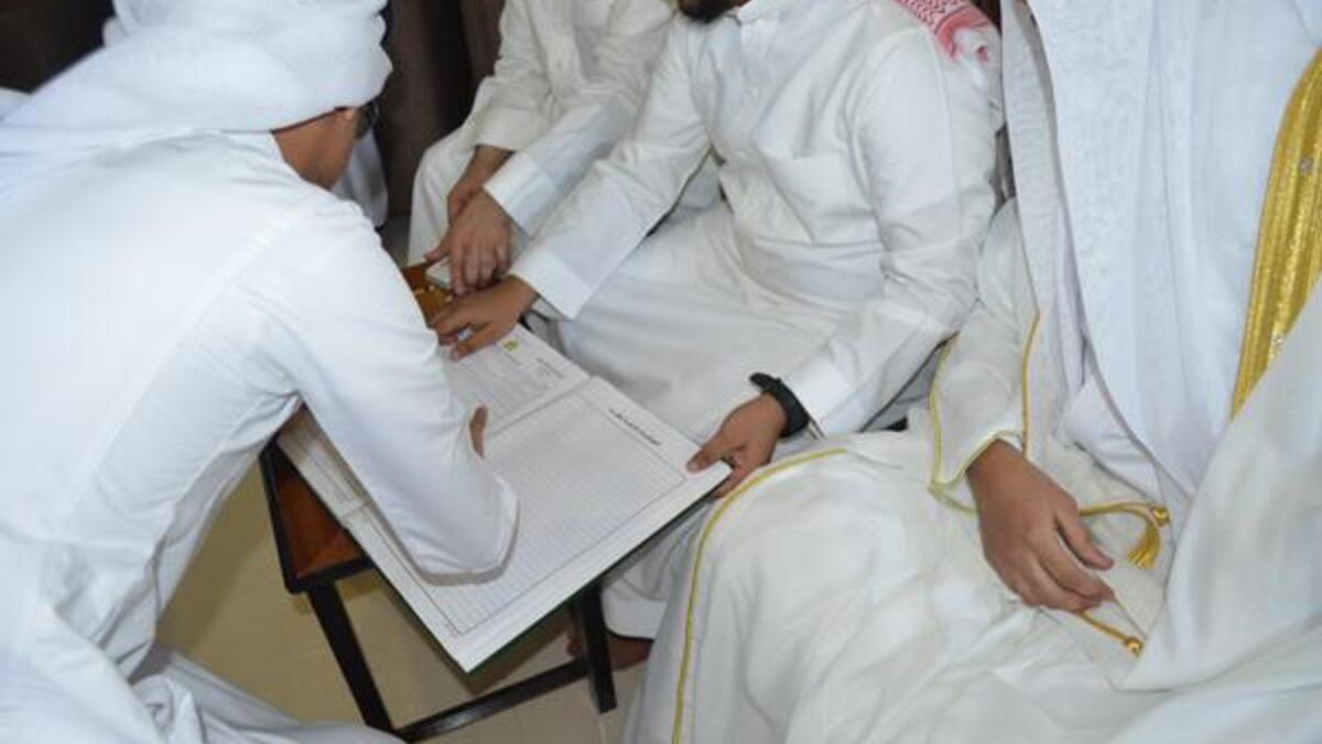 أقدم مواطن سعودي في محافظة رماح على تزويج ابنته بمهر ريال واحد فقط لا غير، وذلك بعدما فقد العريس المبلغ الذي كان سيدفعه مهراً في حادث سير تعرض له، حيث أقدم لص على سرقة المبلغ، مستغلاً الحادث.