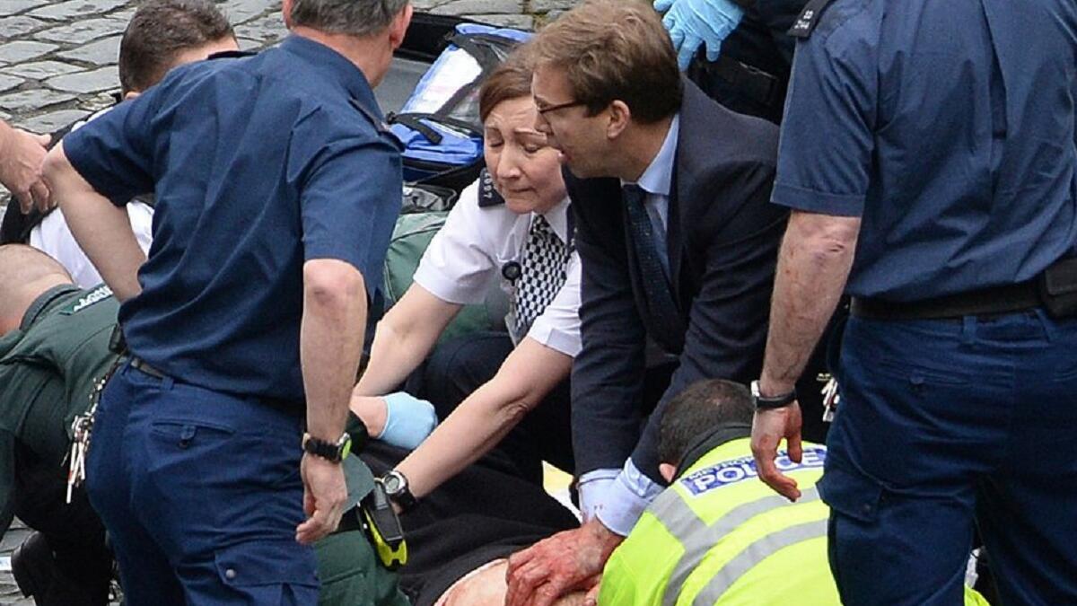 رجال الإسعاف نقلوا منفذ الهجوم إلى المستشفى قبل أن تعلن لاحقًا وفاته، وتم إلقاء القبض على 7 أشخاص ذوي علاقة في مداهمات تمت عقب الهجوم.