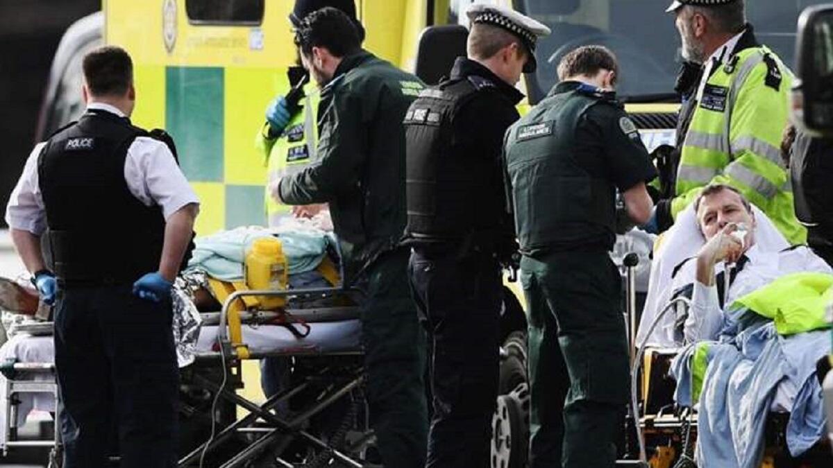 اصطدمت السيارة في السور الخارجي لمقر البرلمان، عبر المهاجم بسكين، البوابة الخارجية لباحة البرلمان وطعن شرطيًا قبل أن تطلق عليه الشرطة النار وترتديه قتيلا.