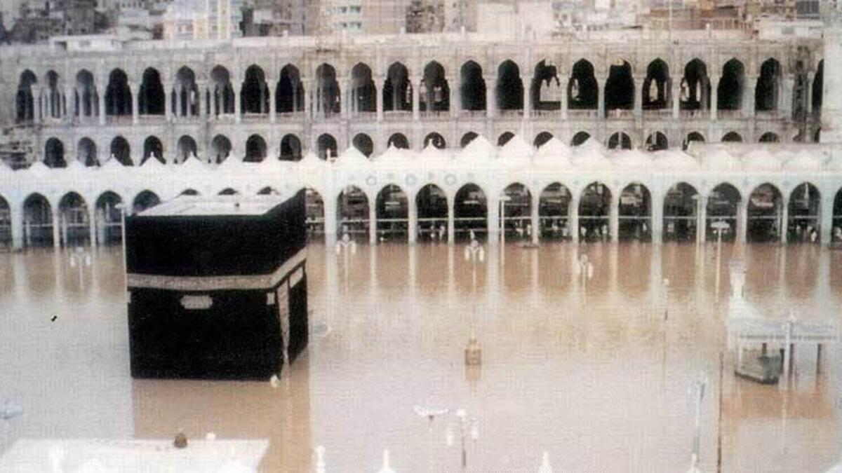 وبعيداً عن حوادث التدافع، فقد توفي 48 شخصاً في عام 2009 بفعل السيول والفيضانات من جراء هطول الأمطار الغزيرة في مكة المكرمة.