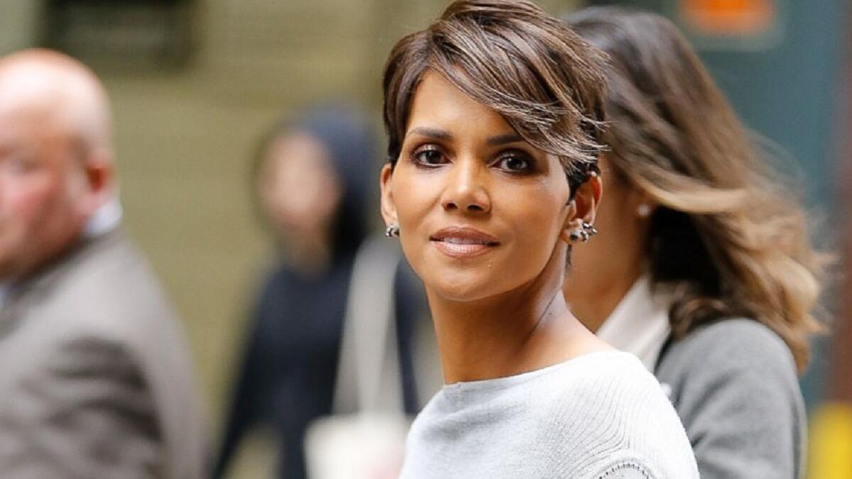 عانت الممثلة هالي باري من اكتئاب شديد، دفعها إلى محاولة الانتحار، لكنها تذكرت معاناة أمها في تربيتها عندما كانت طفلة، إذ اعتبرت أن محاولة انتحارها فعل أناني، الأمر الذي منعها من الإقدام على الانتحار لاحقاً.