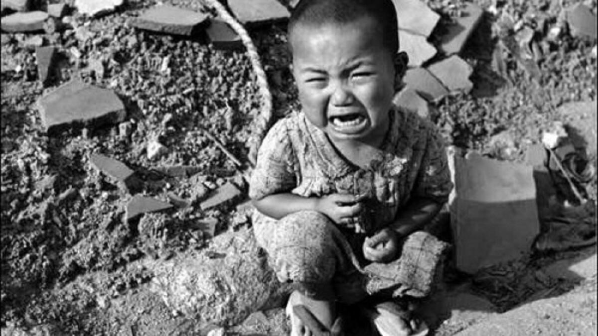 أثارت صورة الطفلة اليابانية التي تبكي بعد 6 أيام من إلقاء الولايات المتحدة قنبلة ذرية على اليابان أثناء الحرب العالمية الثانية عام 1945، ردود فعل عالمية كبيرة وتعاطفا دوليا كبيرا مع مأساة المواطنين اليابانيين ضحايا القصف الأميركي.