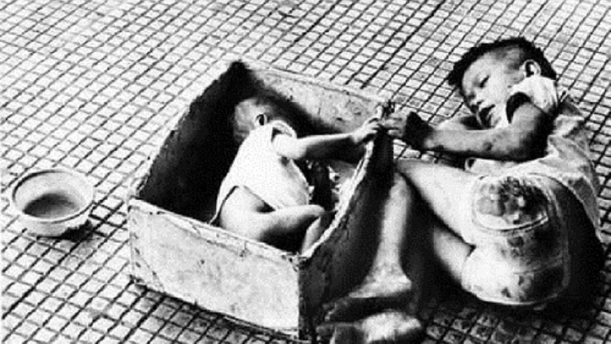 هزت صورة الطفلة الفيتنامية الرضيعة التي التُقطت أثناء حرب الولايات المتحدة على فيتنام وهي في صندوق مع شقيقها بعدما توفي والداهما الراي العالمي وقامت أمريكا بإرسال بعثة طبية لرعاية الأطفال في فيتنام، وذلك من أجل إرضاء الرأي العالمي الذي هاجم ممارسات أمريكا.