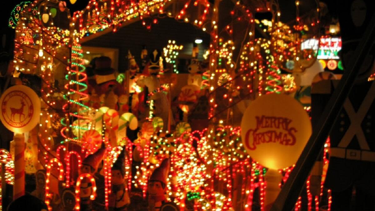 بروناي:
حظرت الاحتفالات وكل مظاهرها من التهاني، وارتداء قبعات سانتا كلوز، فمن ينظم الاحتفالات برأس السنة سواء أكان مسلمًا أم مسيحيًا يواجه عقوبة تصل إلى السجن مدة خمس سنوات.