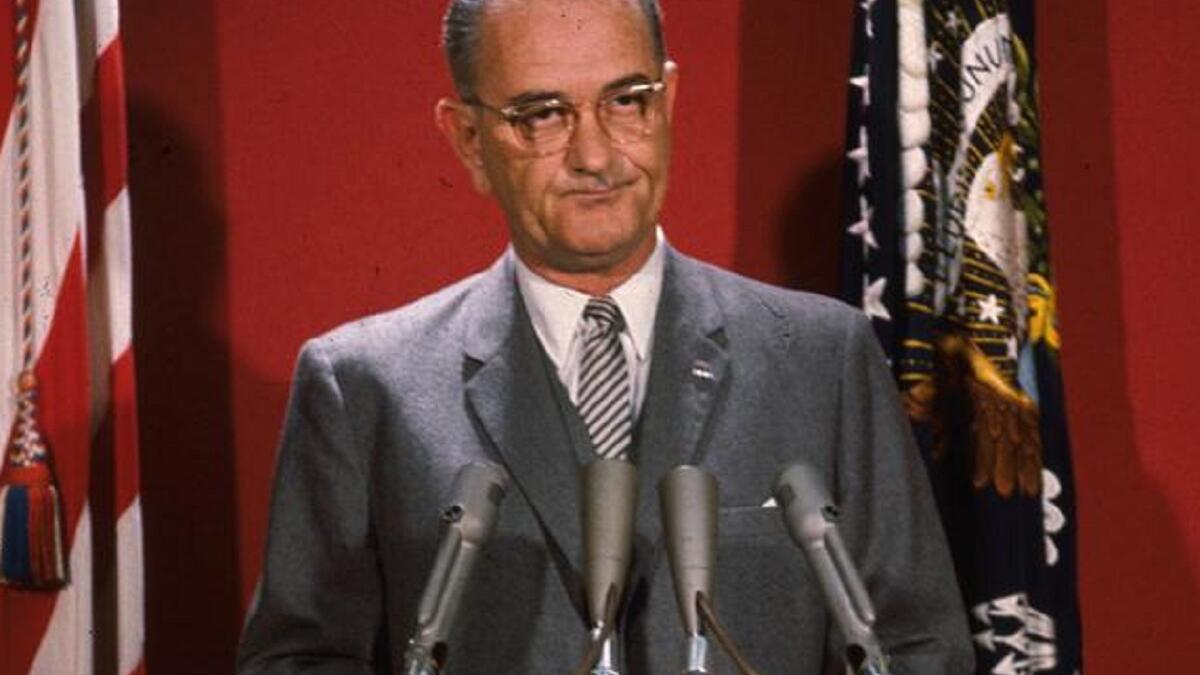 ليندون جونسون الرئيس السادس والثلاثون للولايات المتحدة (1963 - 1969) تم انتخابه كرئيس عام 1964 باكتساح. حيث ركز على صنع السلام. وكان معروفاً بشخصيته الاستبدادية ولوي ذراع الشخصيات السياسية القوية.