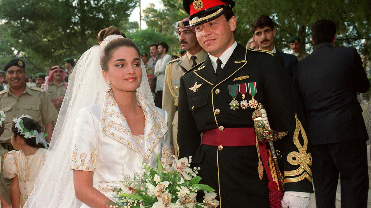 بعد أسبوعين تم ترتيب الزيارة لمنزل رانيا بحضور الملك وابنه وكبار العائلة وفق التقاليد الأردنية، وهنا يقول الملك عبد الله عن ذلك اليوم: "كنت في حالة من التوتر الشديد حتى أنني لم أعد أذكر الكثير مما قاله والدي ثم أعلن والد رانيا موافقته، فعمّ الفرح".