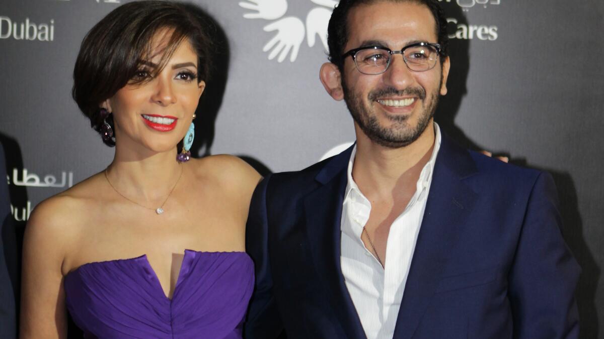 قصة حب جمعت النجمان أحمد حلمي ومني زكي حيث تعتبر من اشهر قصص الحب في الوسط الفني، التي تكللت بالزواج في عام  2002 ليسقر زفافهما عن حياة اسرية هادئة. احمد ومنى اجتمعا في اعمال فنية عدة منها فيلم "ليه خلتني أحبك".