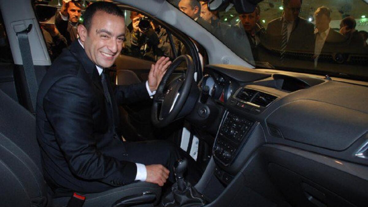 النجم أحمد السقا من اشهر ابطال أفلام المغامرة، ولكن مشاهد الأكشن مع السيارات كادت تتحول لحقيقة ، بعدما تعرضت سيارته لحادث سير مروع أثناء توجهه لأول يوم تصوير فيلمه الجديد"من 30 سنة" وقد تهشمت السيارة بالكامل، ولكن السقا أصر على بدء التصوير.