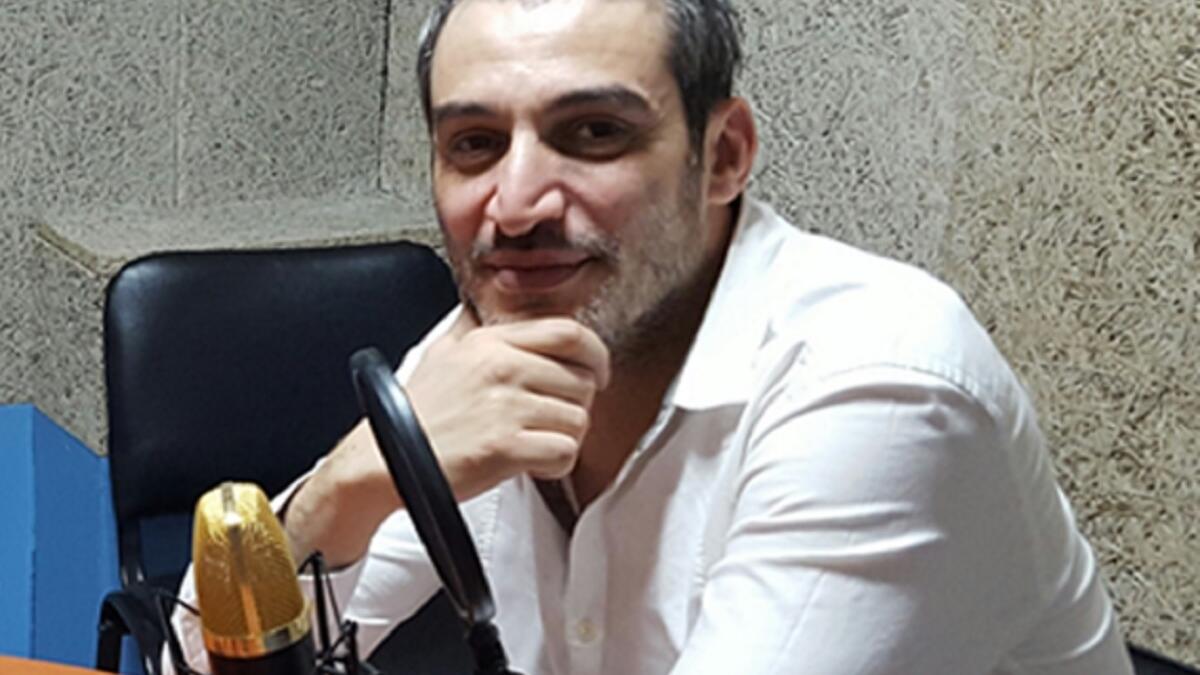 جاء رد أحمد ماضي قاسياً على أحلام ولكن أسلوبه لم يخلو من الفكاهة حيث قال:"مش عيب أكل الفلافل!بس عيب أكل ال.!وقد ما فيكي عيوب يا بشعة!مش معروفي إذا إنتِ رجال..أو مَرَا؟!.وفي تعليق آخر قال:"من بعد خروجا من أراب أيدول وذا كوين! الكل هلق عم يسئل The caw وين!.