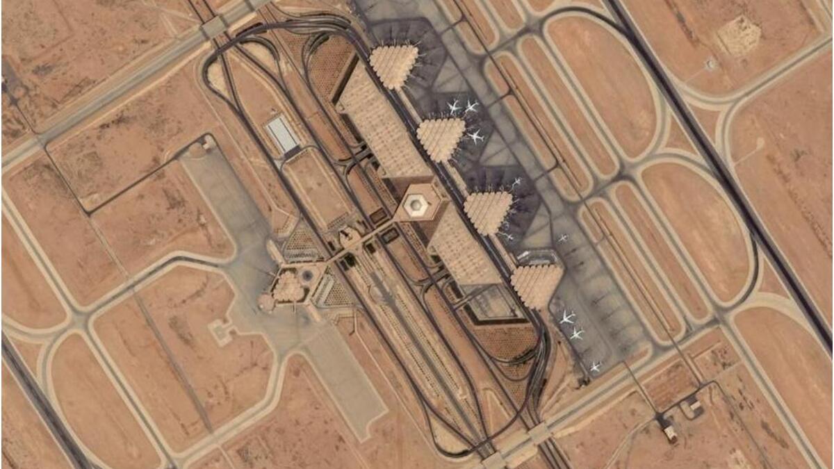 مطار الرياض يقع خارج قائمة أفضل 100 مطار على مستوى العالم ويحتل المركز السادس كأفضل مطار في الشرق الأوسط.
ويبلغ عدد المسافرين عبره قرابة 18 مليون مسافر سنويًا.