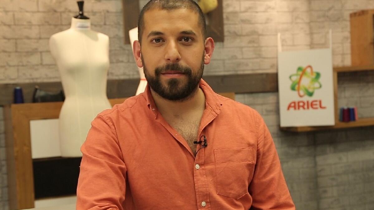 "علاء نجد" من لبنان، دخل مجال التصميم متأخرًا، منذ صغره كان يرسم، وقرر اقتحام هذا المجال بعد أن عمل مع أحد المصممين كمساعد أول وكمدير لعلامة تجارية.