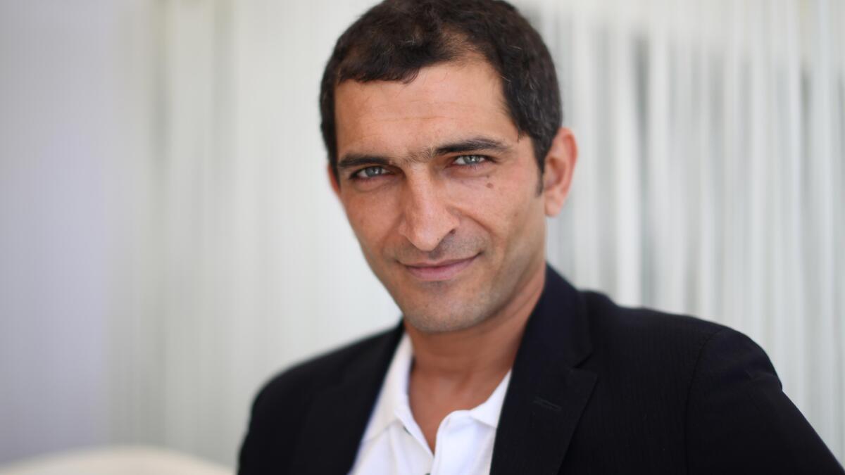 الفنان عمرو واكد والكاتب بلال فضل وبعد مواقفهما الواضحة من الرئيس السيسي، وهجومهما الدائم على النظام الحالي، تم منع عرض مسلسلهما "أهل إسكندرية"وذلك على خلفية تناول العمل لبعض قضايا الفساد بالدولة، وتحديدًا داخل وزارة الداخلية، وذلك بحسب تصريحاتهما.