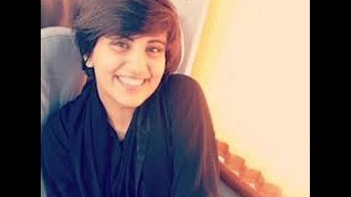 "لجين الهذلول" قامت بتحديٍ صريح لنظام منع قيادة المرأة داخل الأراضي السعودية،حيث قامت بقيادة سيارتها الخاصة وهي قادمة من دولة الإمارات إلى السعودية عبر المنفذ الحدودي البري. وهو تحدي للنظام السعودي المنوط بقيادة المرأة للسيارة.