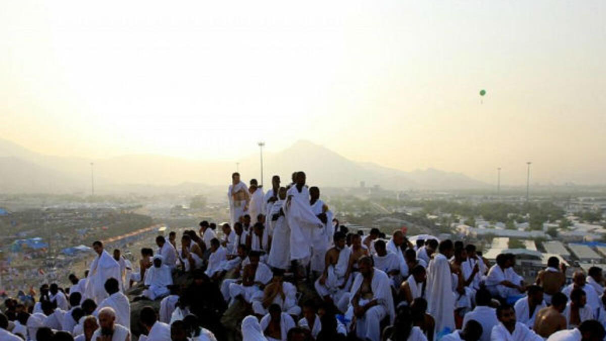 كثرة العتق من النار في يوم عرفة قال النبي صلى الله عليه وسلم : (ما من يوم أكثر من أن يعتق الله فيه عبدا من النار من يوم عرفة)