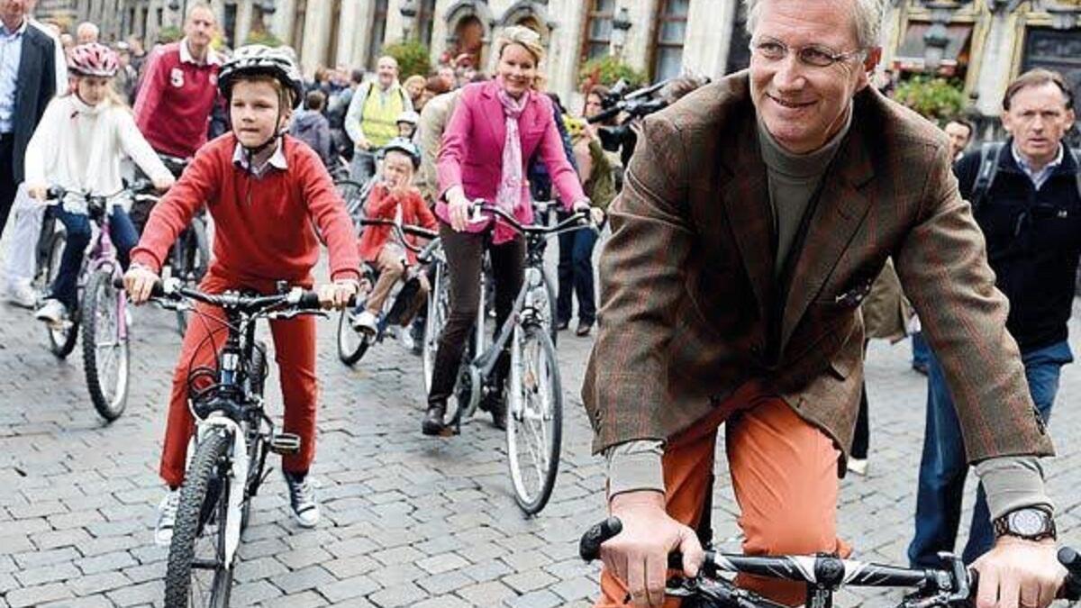 ملك بلجيكيا يقود وعائلته الدراجات، في يوم بيئي في بروكسل 25 سبتمبر 2013