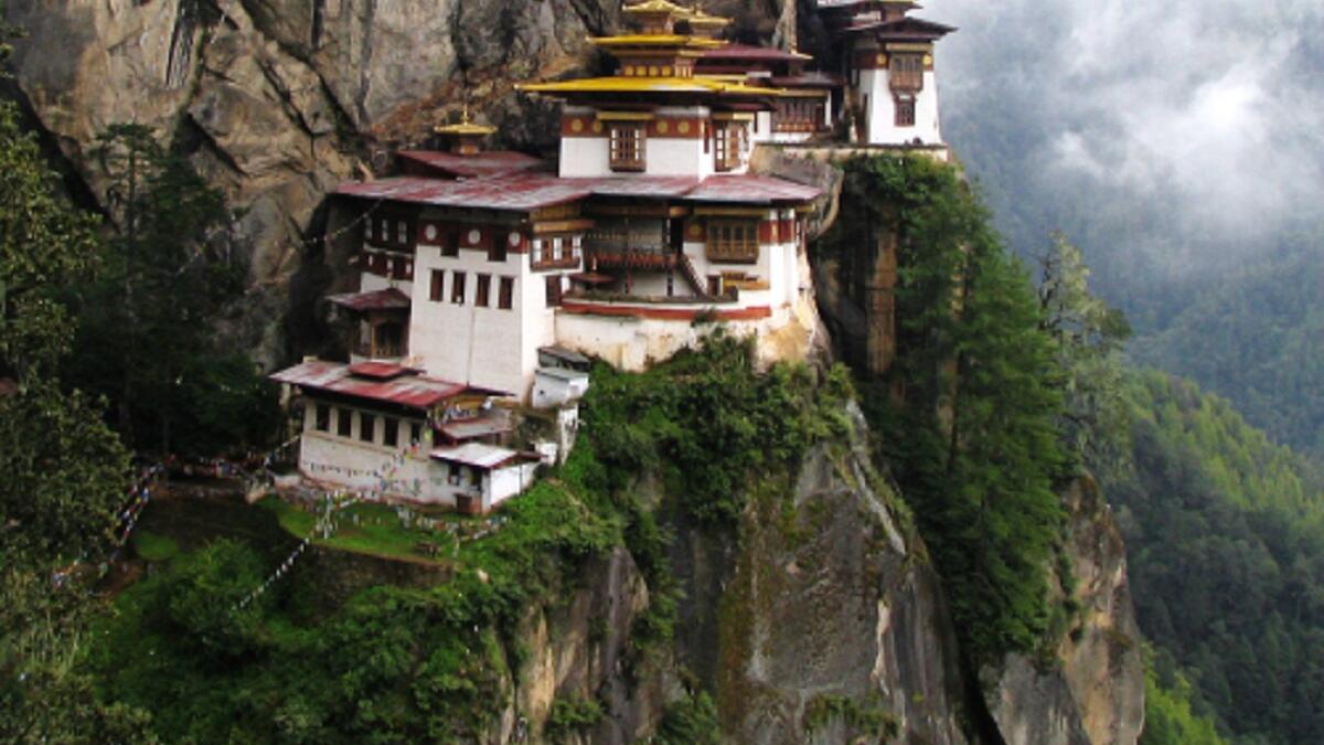 معبد بارو تاكتسانغ - مملكة بوتا: معبد بوذي بني على حافة وادي بارو على ارتفاع 3120 مترًا فوق مستوى سطح البحر، بني عام 1692، ويلقب أيضًا بـ"عش النمر"، ويجذب الكثير من السياح في رحلة صعود إلى سفح جبل بارو لزيارته، الرحلة قد تصل إلى ساعات.