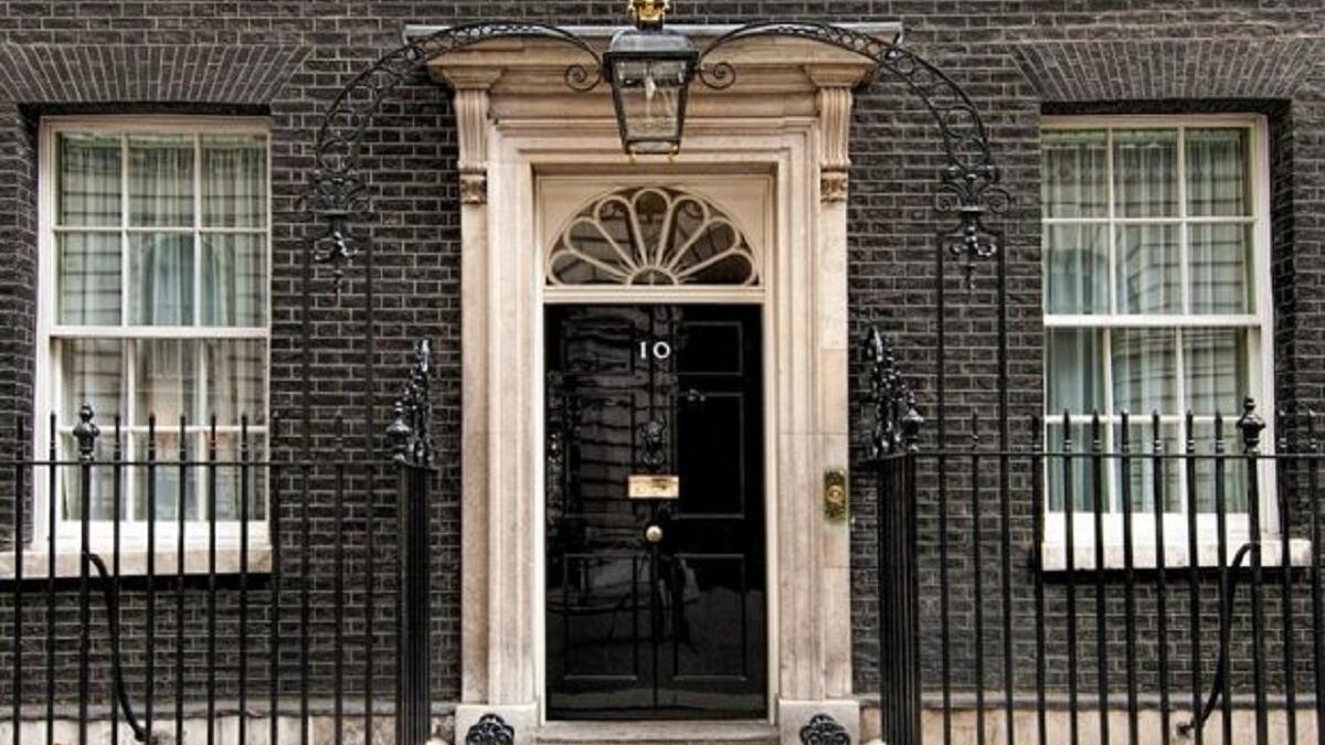 10 داوننغ ستريت : يقع وسط لندن وهو مقر الإقامة الرسمية ومكتب رئيس وزراء بريطانيا، يقع قريباً من بيوت البرلمان وسط مدينة لندن، تم بناؤه عام 1682. ومع أنه يبدو كأي منزل آخر في الشارع إلا أن الدخول أصلا إلى شارع دونينغ لا يسمح به إلا بعد تحقيق بوليسي.