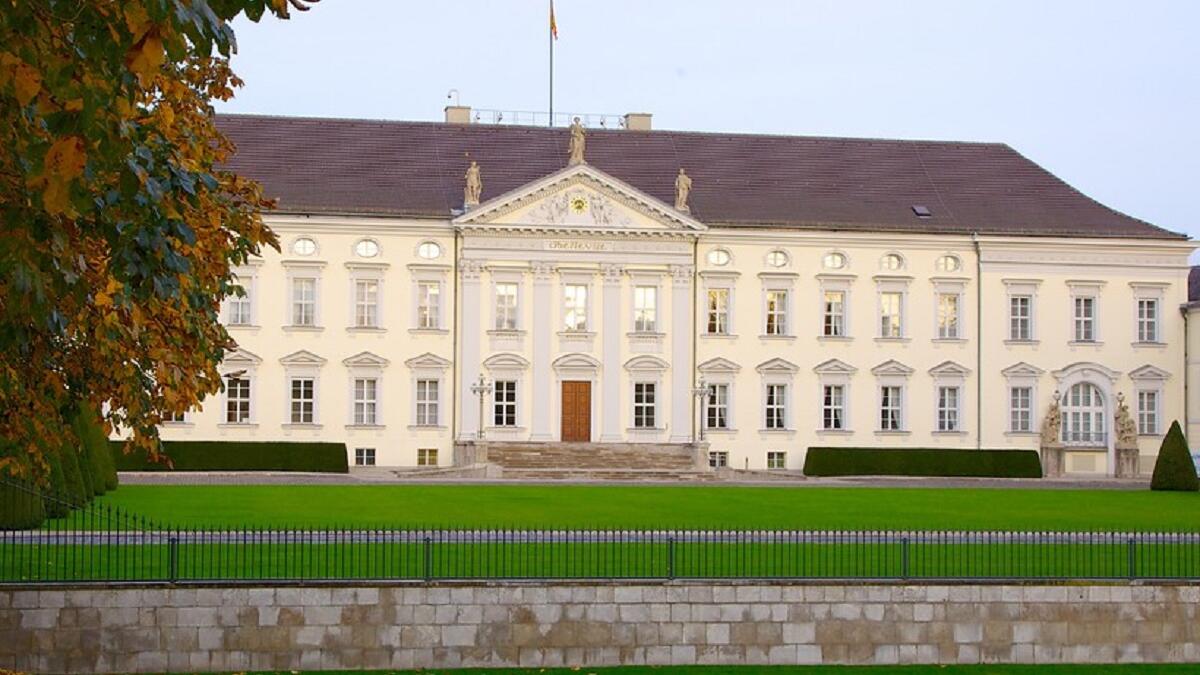 قصر بيلفو: يقع  في ألمانيا وهو مقر إقامة الرئيس الألماني منذ 1994، قصر على الطراز الكلاسيكي الجديد.