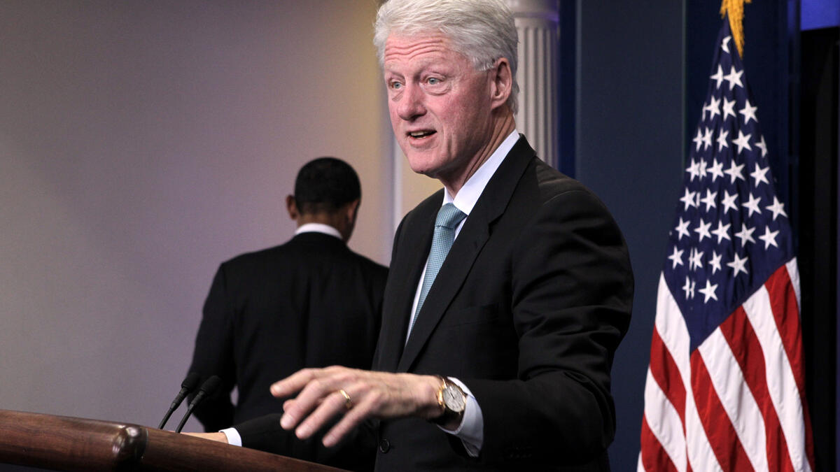 بيل كلينتون هو رئيس الولايات المتحدة الأمريكية الثاني والأربعون، انتخب لفترتين رئاسيتين متتاليتين بين عامي 1993 و2001. وعند تركه الرئاسة كان هناك فائض بالميزانية قدره 559 مليار دولار. وتلقي كلينتون العديد من الدرجات الفخرية.